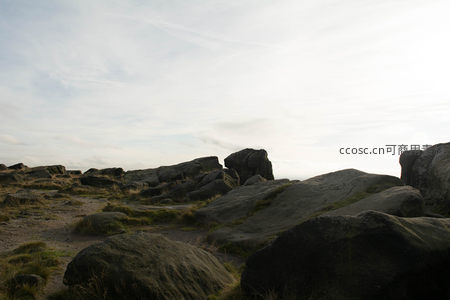 荒野巨岩间铺展的苍茫大地画卷