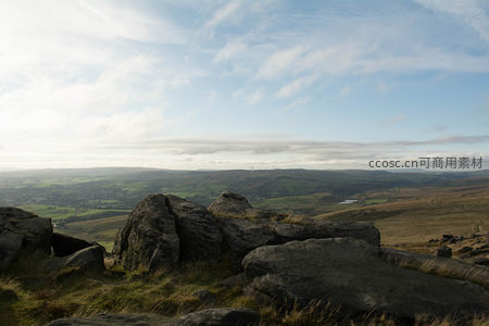 风车点缀下的高原岩石与蓝天交响曲