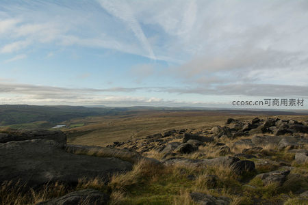 云隙光洒落的高地岩石与无垠旷野