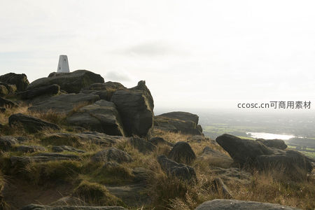 山顶三角点旁俯瞰城乡交融的壮丽全景