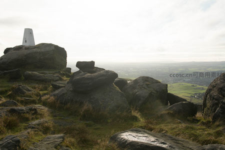 山顶巨石与白色测量塔的壮丽景观