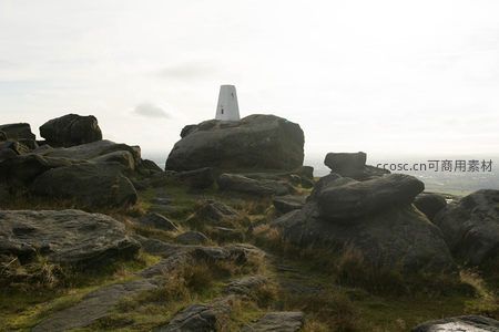 荒野山巅的白色地标与嶙峋怪石