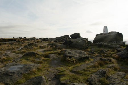崎岖山径通向远方的测量塔地标