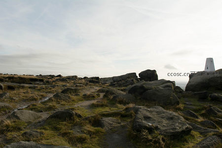 山野小径尽头的白色测量塔与广阔天际