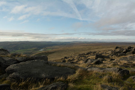 高原旷野中远眺风车与连绵山丘