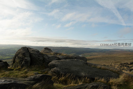 阳光洒落山岩映衬远方风车阵列