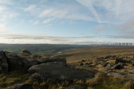 高原之上巨岩环抱开阔平原风光