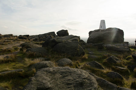 山顶三角点标志矗立于乱石之间