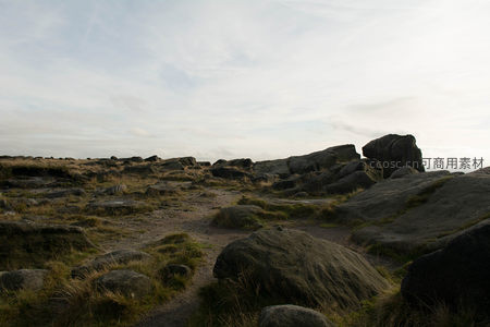 崎岖山径穿行于巨岩之间