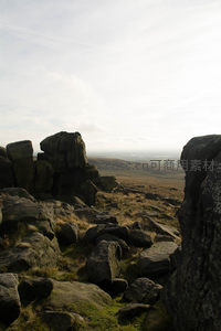 巨岩夹缝中俯瞰远方山谷