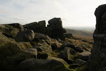 山巅巨石群映衬晨曦下的平原