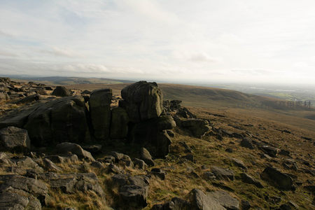 荒野巨石与辽阔山丘的壮丽风景