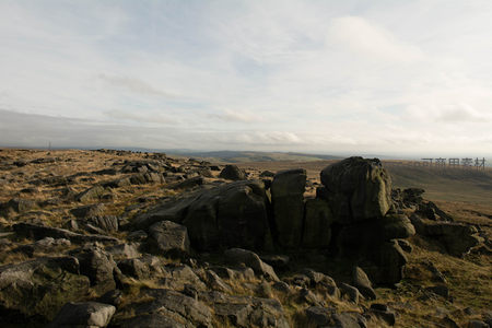 高原石林与云层下的广阔天地
