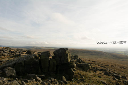 山巅巨岩俯瞰大地的开阔视野