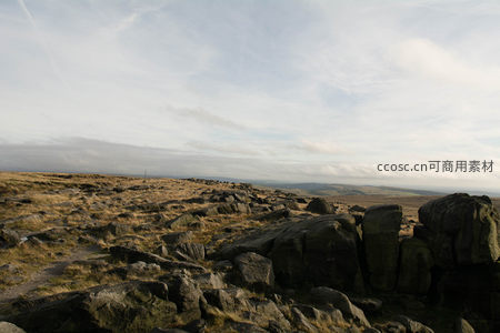 崎岖岩地与远山相映的苍茫景致