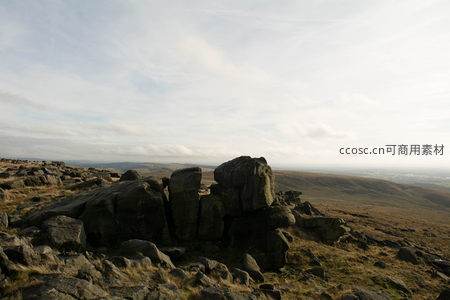 风蚀巨岩守望远方平原的静谧时刻
