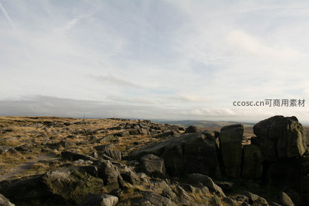 高原岩石群与广阔天际线的和谐构图