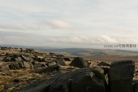 荒野巨石与远山云海的壮阔景象