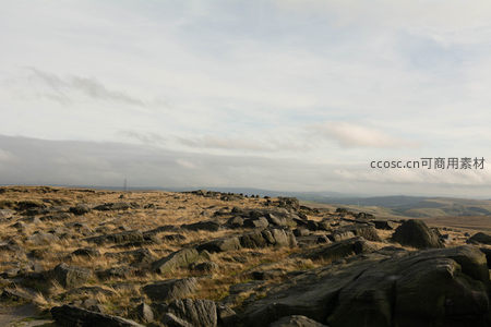 崎岖岩地与苍茫天际线的辽阔视野