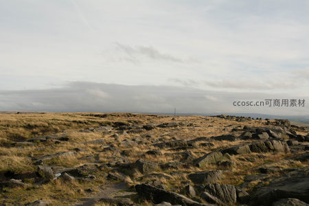 岩石密布的高原与远方朦胧的山影