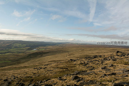 山顶俯瞰山谷风车与田园风光