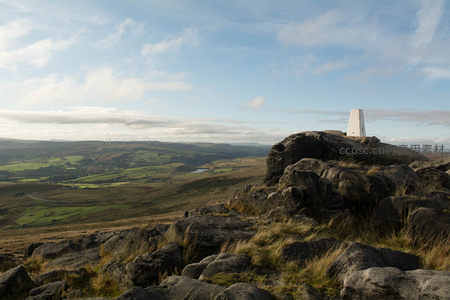 山顶三角点俯瞰山谷田园风光