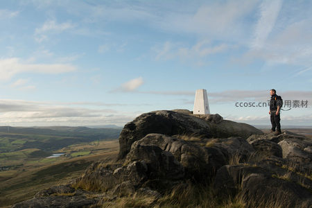 登山者伫立峰顶凝望远方