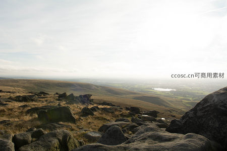 晨曦中的高原旷野与远山薄雾