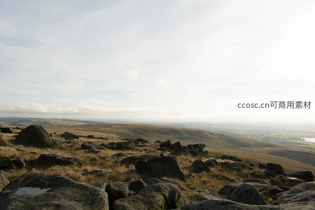 荒原岩石地貌与朦胧地平线
