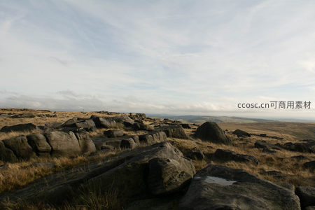 云下山脊岩石群与开阔视野