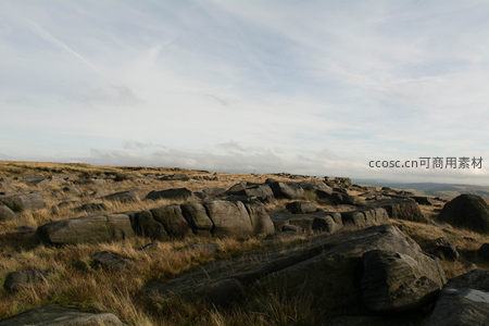 荒野巨石与枯黄草地的苍凉景象