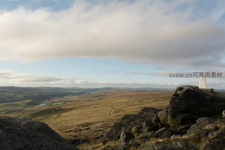山顶三角点俯瞰山谷田园风光