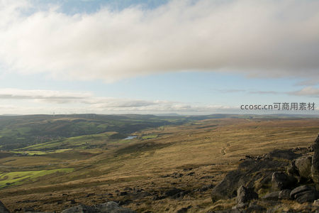 高原视野中的风车与蜿蜒小径