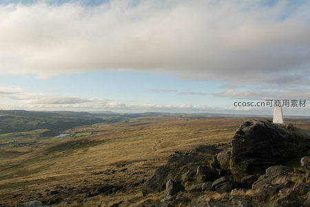 岩石之巅的白色三角点标志