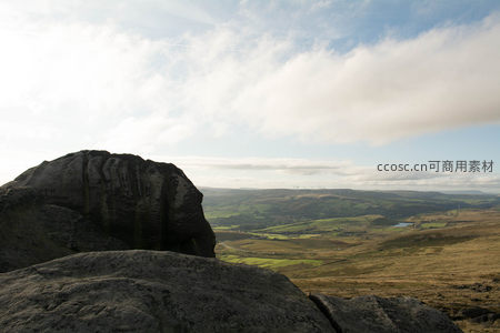 巨岩剪影下的广阔山谷全景