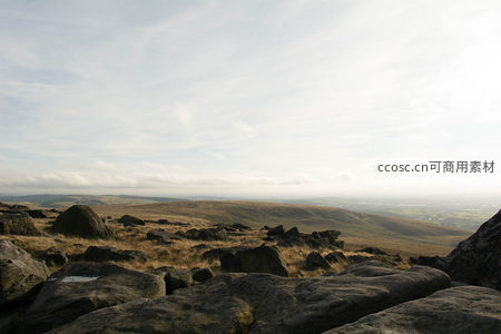 山巅巨石与辽阔平原的壮丽景象