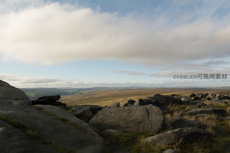 云海之下广袤高原与奇石阵列