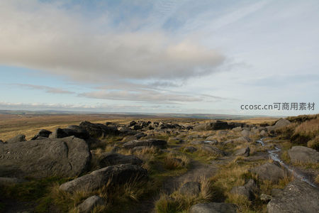 蜿蜒小径穿行于乱石与枯草之间