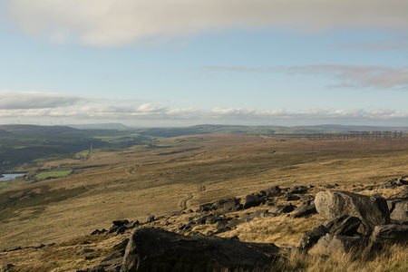广袤高原上的岩石与远山风光