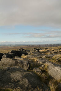 崎岖岩地与苍茫天空的对话