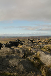 岩石峡谷中的旷野天际线