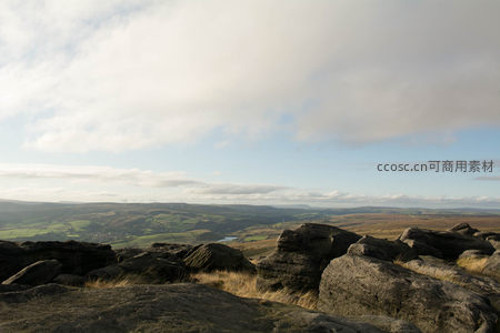 风车点缀的高原岩景全景