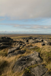 荒野巨石与辽阔天际的壮丽风景
