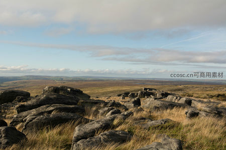 苍茫大地上的巨岩与流云交响