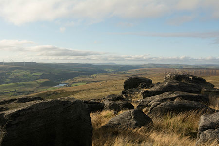 风车点缀的山谷与前景巨石