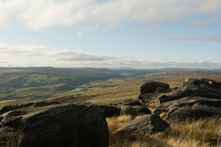 岩石高地俯瞰风车田园风光
