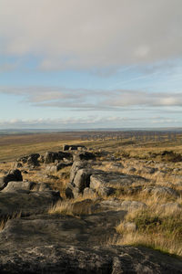 荒野巨石与辽阔天际线