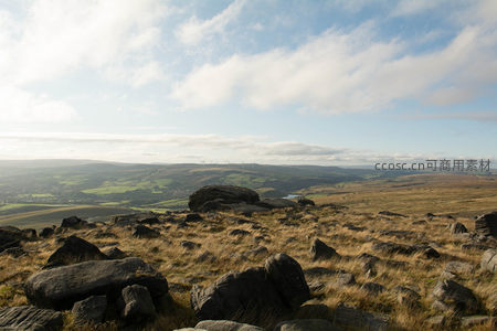 山顶俯瞰风车与山谷