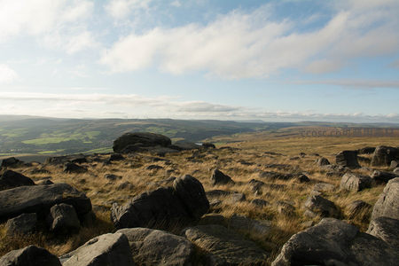 高原岩石群与风车远景