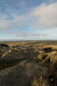 蜿蜒石径通向天边